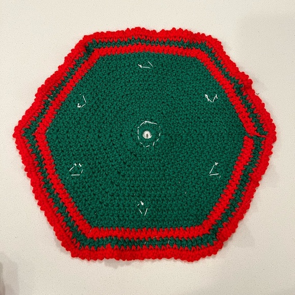 Vintage Christmas Crocheted Doily Table Topper Red Green White Flowers Retro - Picture 3 of 6